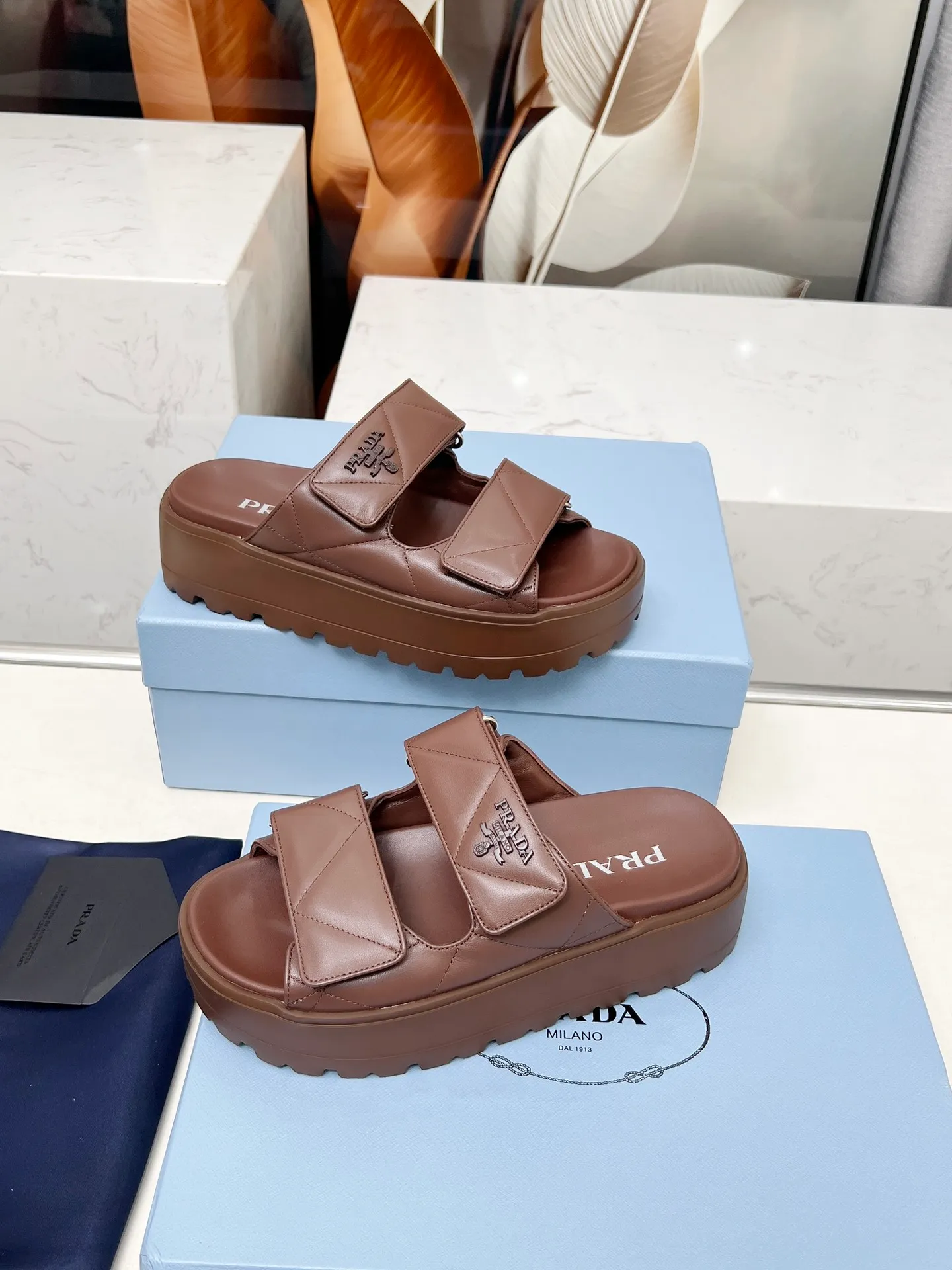👟👟Ex-factory price 500👟👟 🌸Prada 2025 spring and summer new slippers 💫Velcro sandals The latest catwalk model, classic upgrades, comfort and fashionability coexist. Every color combination looks good, and the design matches different style needs ✅Upper: original customized cowhide ✅Inner lining: original customized sheepskin lining, cowhide feet ✅Outsole: Original molded anti-slip outsole ✅Number of codes: 35-40 (41 customized, non-refundable and non-exchangeable)